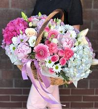 Композиция солнечный день в Ям Цветочная композиция из Розы, Хризантемы, Пионы и Лизиантусы в корзине в Ям