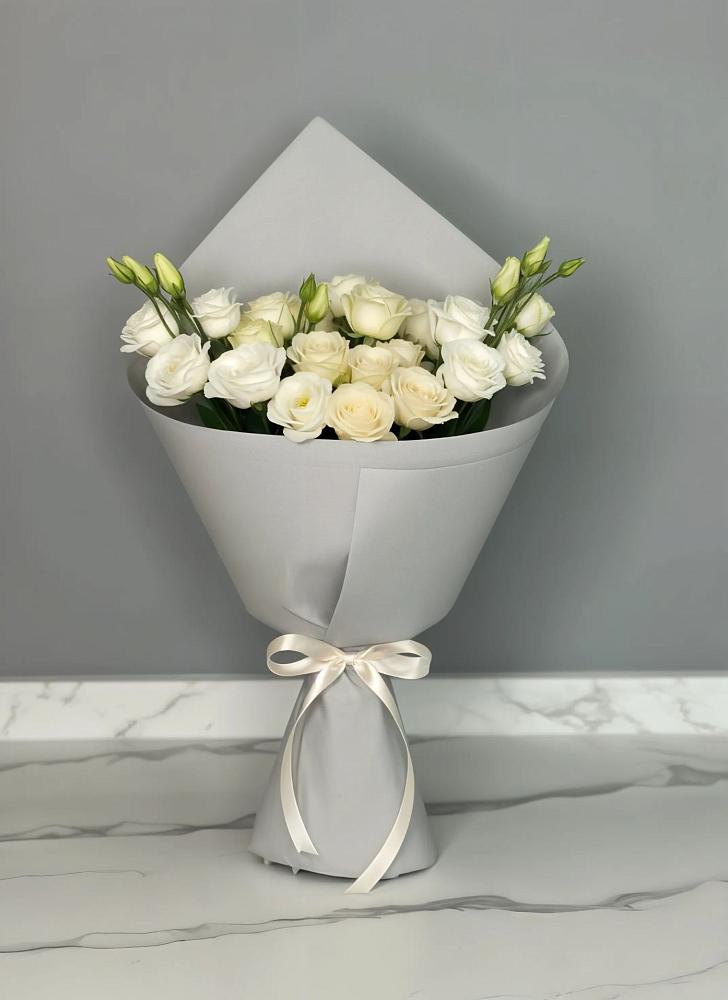 Букет цветов из: Розы и Лизиантусы в Ям