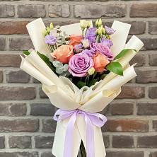 Букет цветов из:  Лизиантусы и Розы в Ям