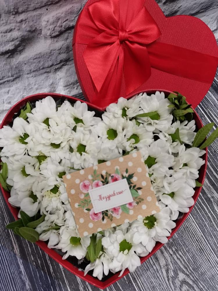 Цветочная композиция из Хризантемы в виде сердца в Ям