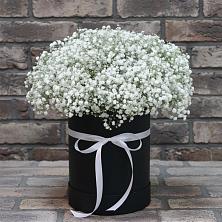 Цветочная композиция из Гипсофила в шляпной коробке в Ям